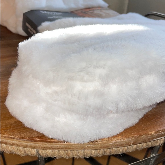 ❄️Martha Stewart Set of 2 Plush White Holiday Stockings ❄️NWT - Picture 5 of 11